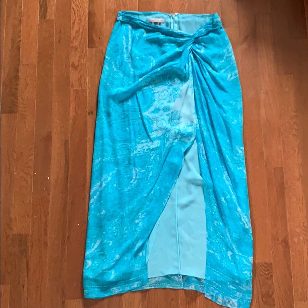 High slit crepe skirt